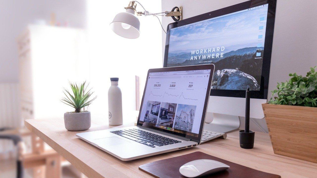 إعداد مكتب كمبيوتر مع جهاز MacBook وiMac